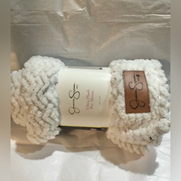 Jessica Simpson pet white faux fur cozy ultra plush pet throw blanket size 40x50 - Picture 14 of 14